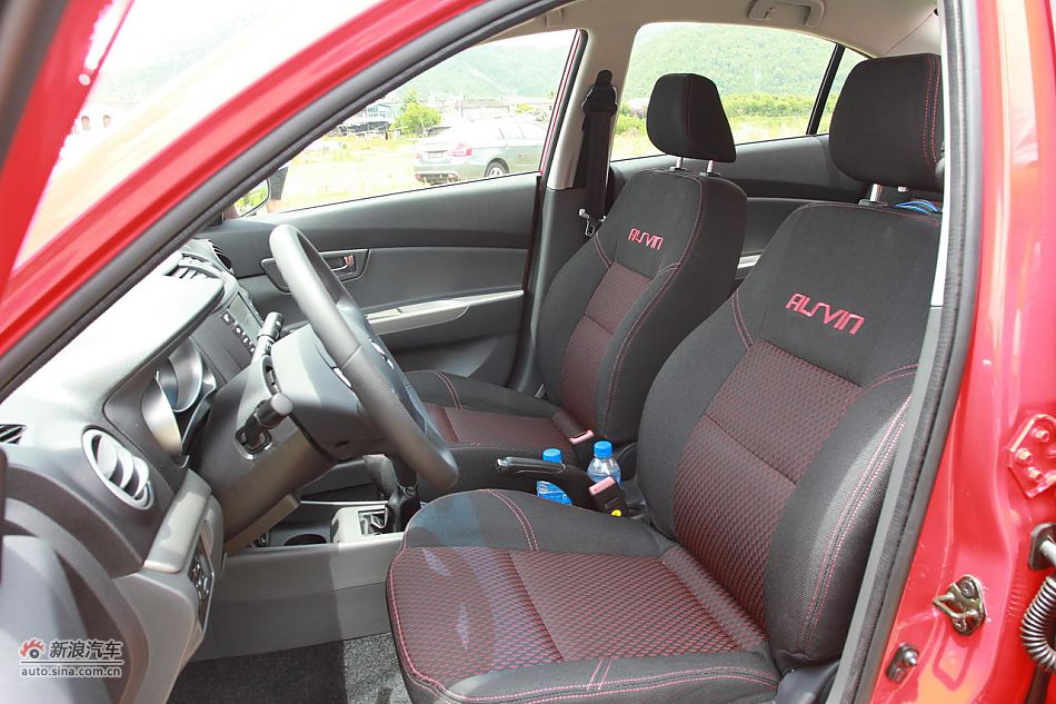 悦翔3G版乘坐及储物空间