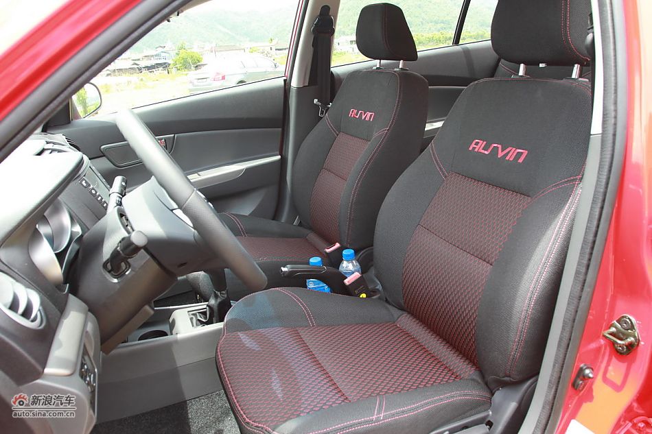 悦翔3G版乘坐及储物空间