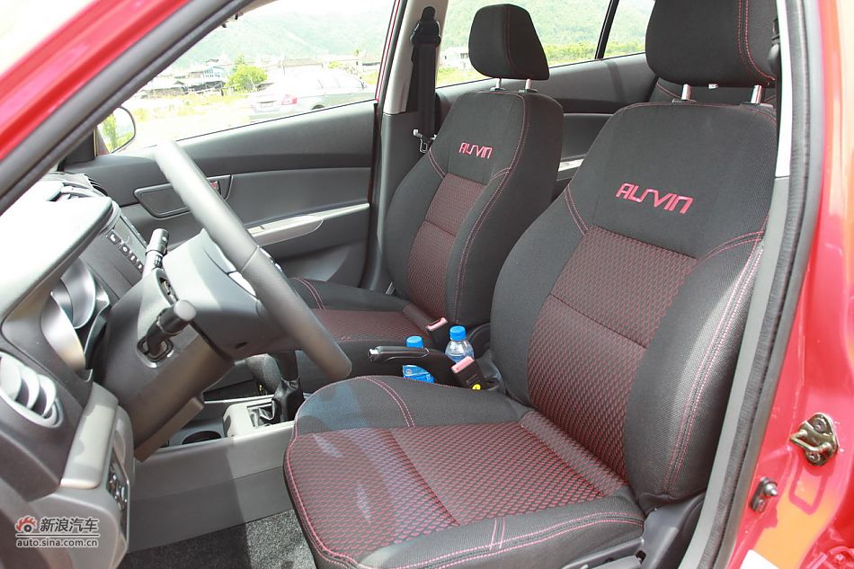 悦翔3G版乘坐及储物空间