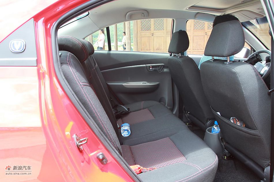 悦翔3G版乘坐及储物空间