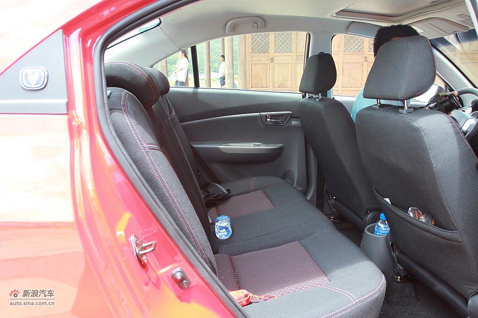 悦翔3G版乘坐及储物空间