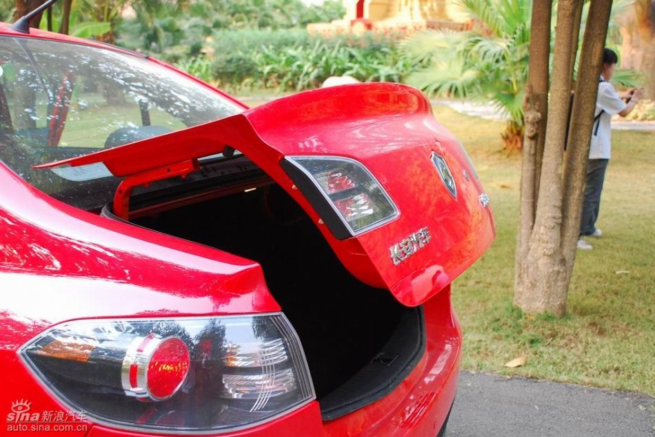 长安悦翔行李厢