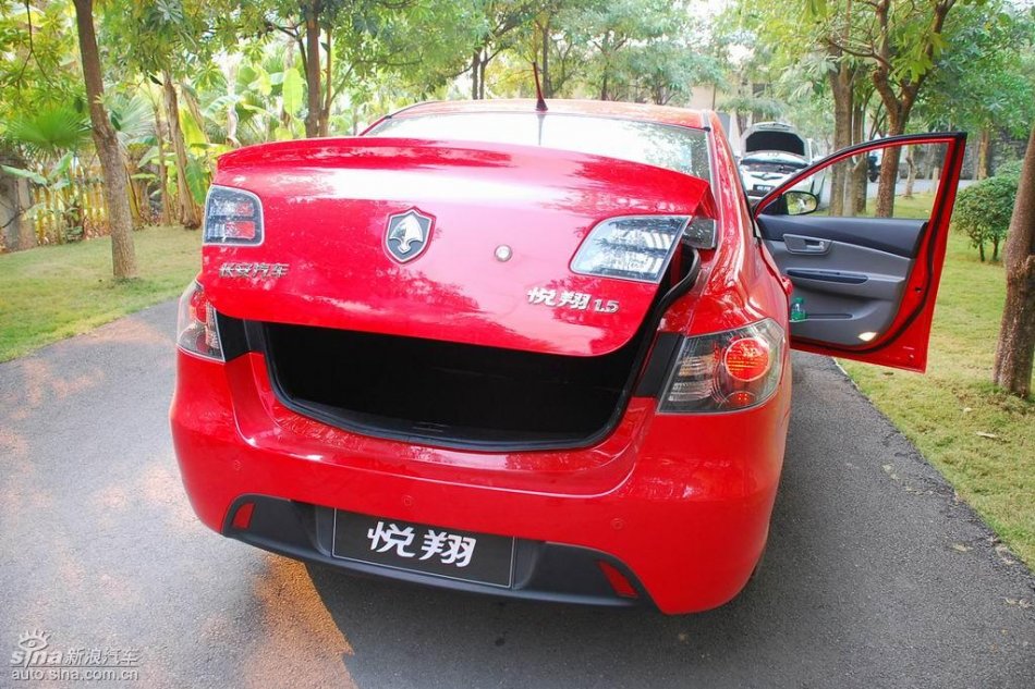 长安悦翔行李厢