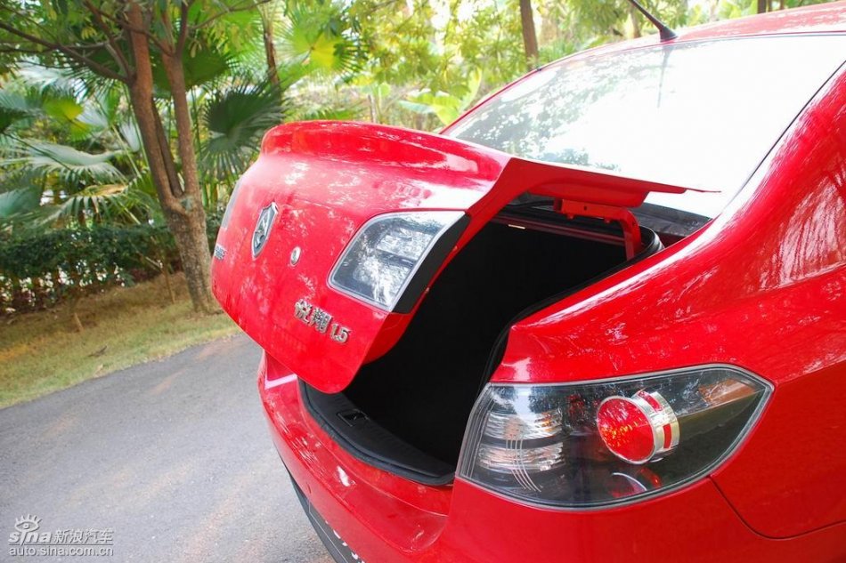 长安悦翔行李厢