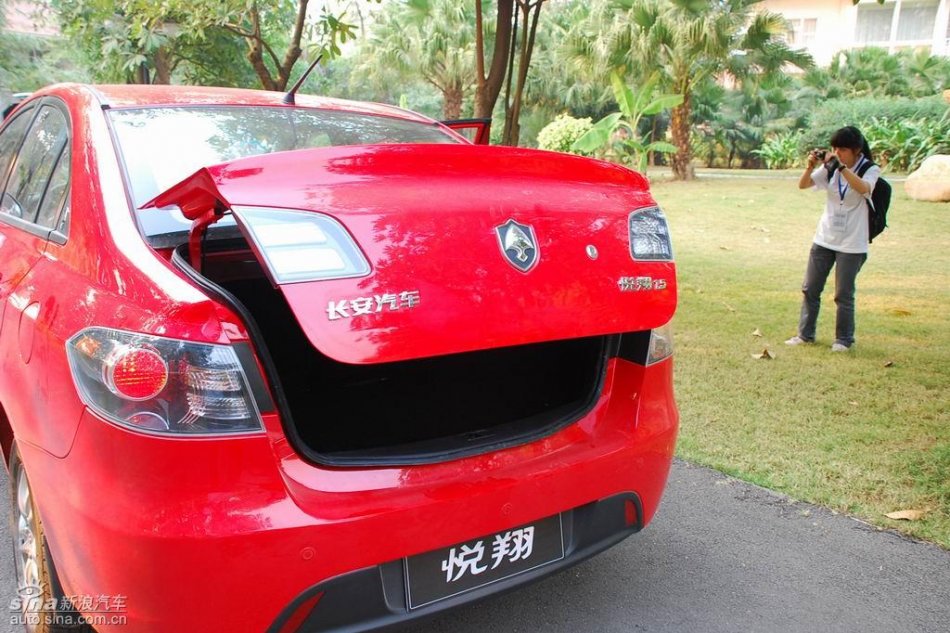 长安悦翔行李厢