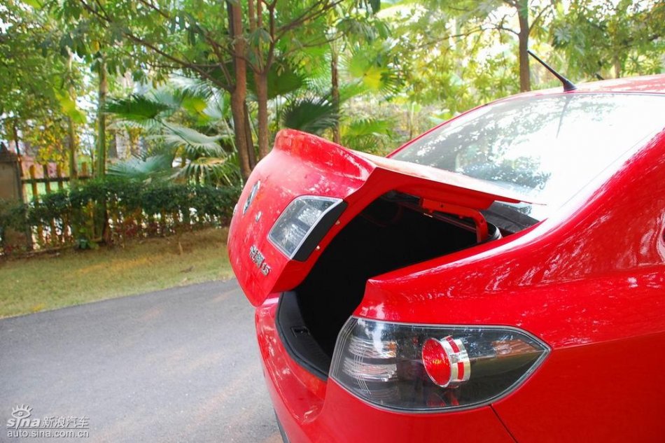 长安悦翔行李厢