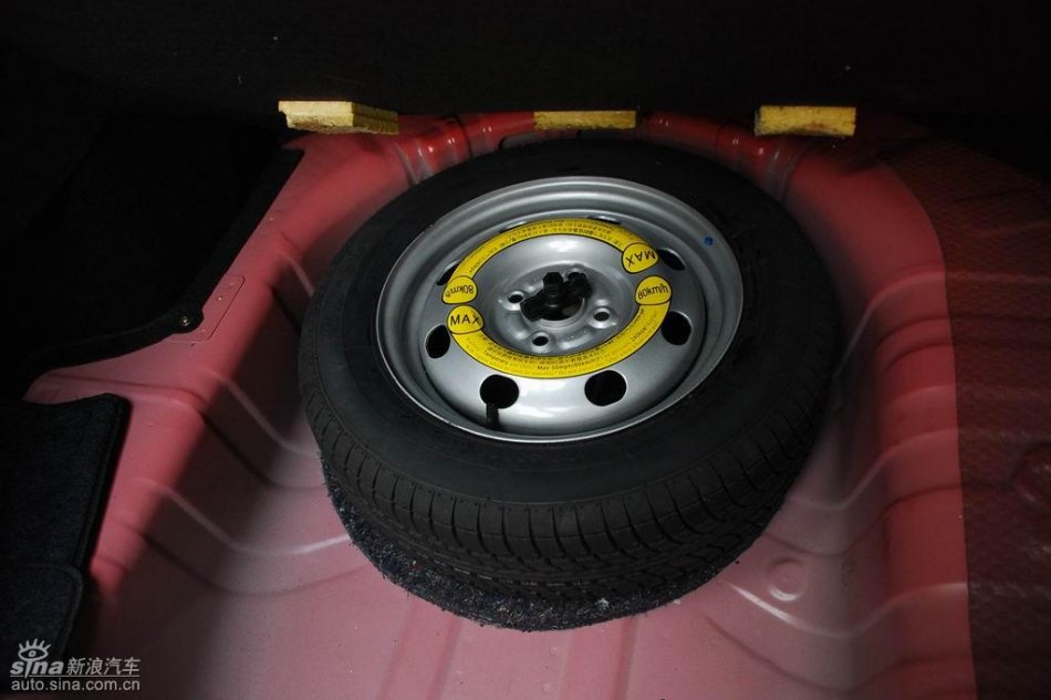 长安悦翔行李厢