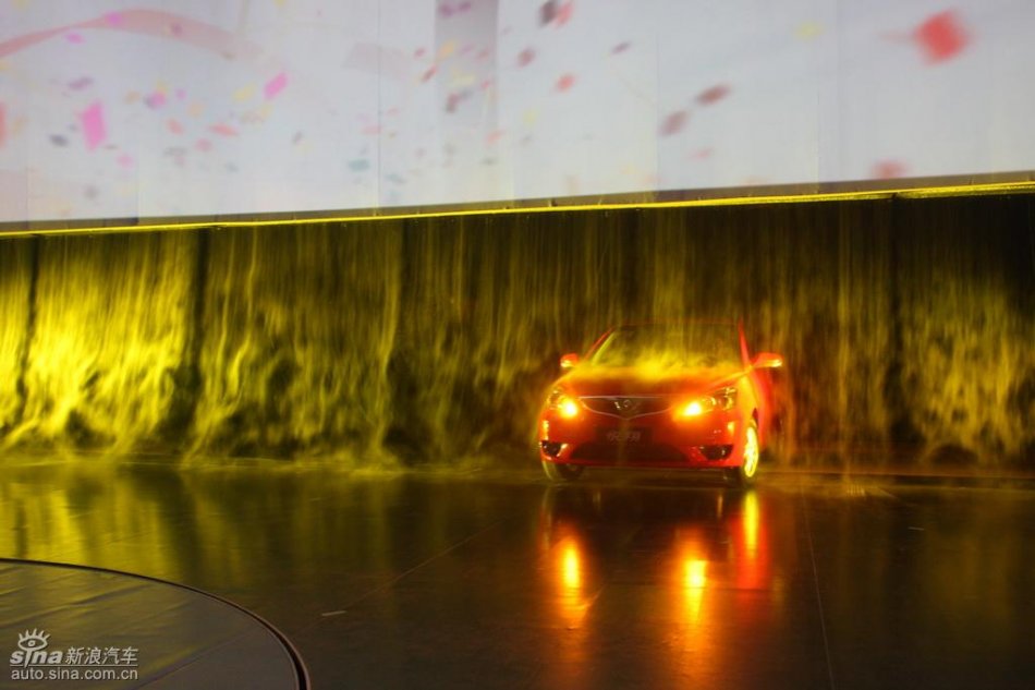 长安悦翔上市发布会现场亮相