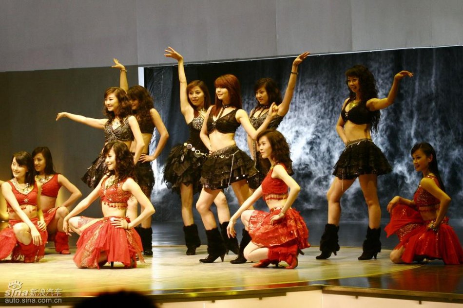 长安悦翔上市发布现场歌舞表演
