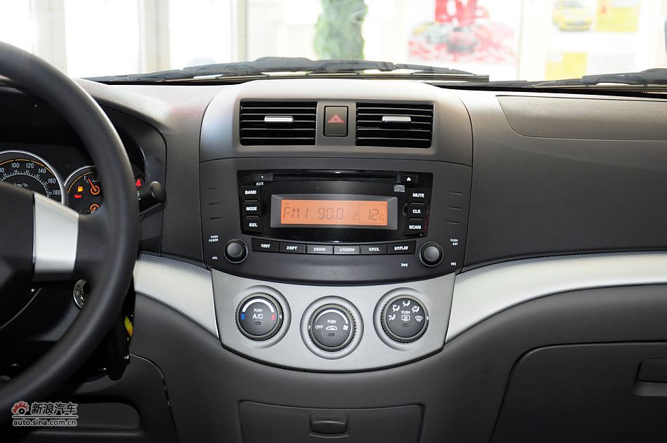 2012款悦翔三厢实拍