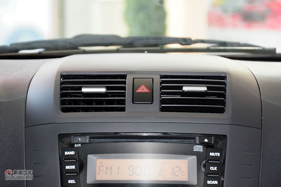 2012款悦翔三厢实拍