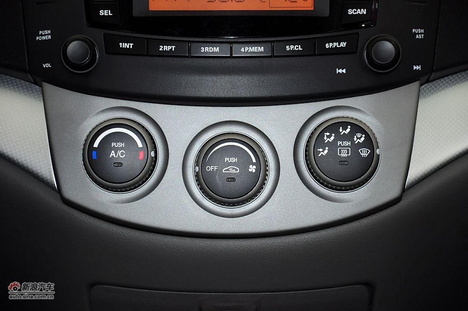 2012款悦翔三厢实拍