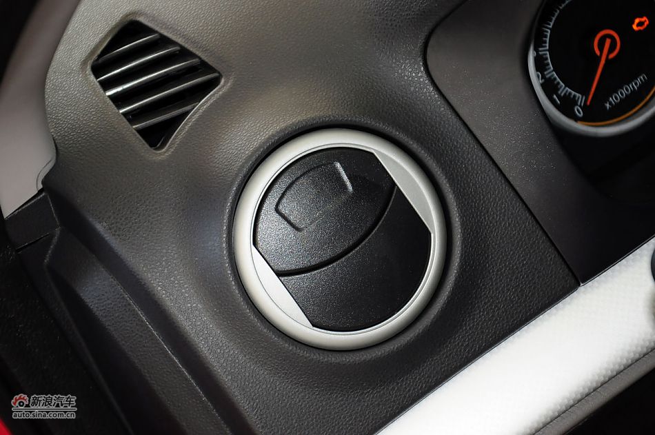 2012款悦翔三厢实拍