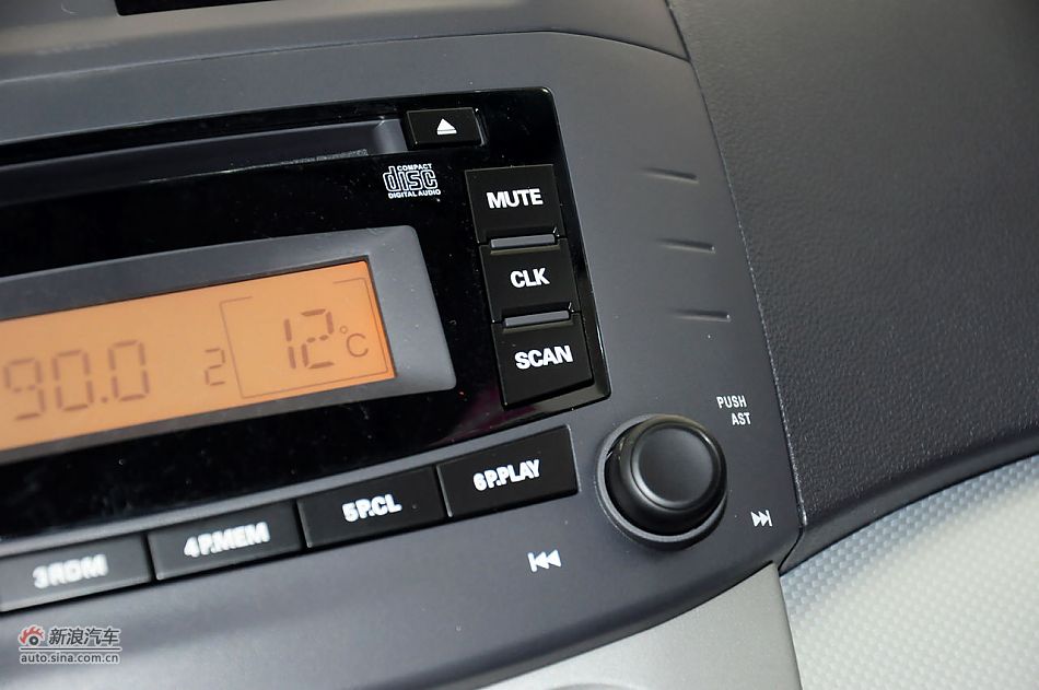 2012款悦翔三厢实拍