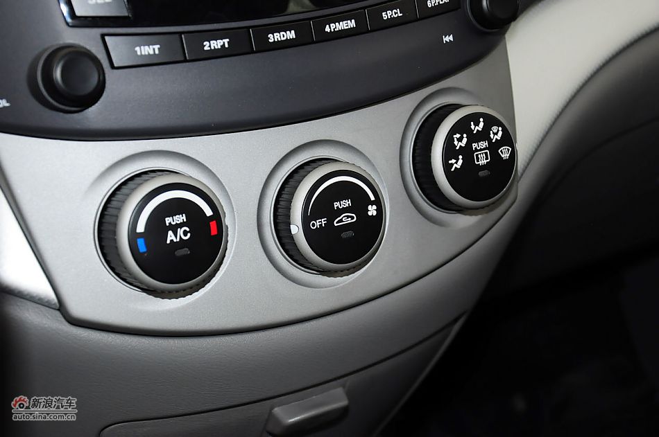 2012款悦翔三厢实拍