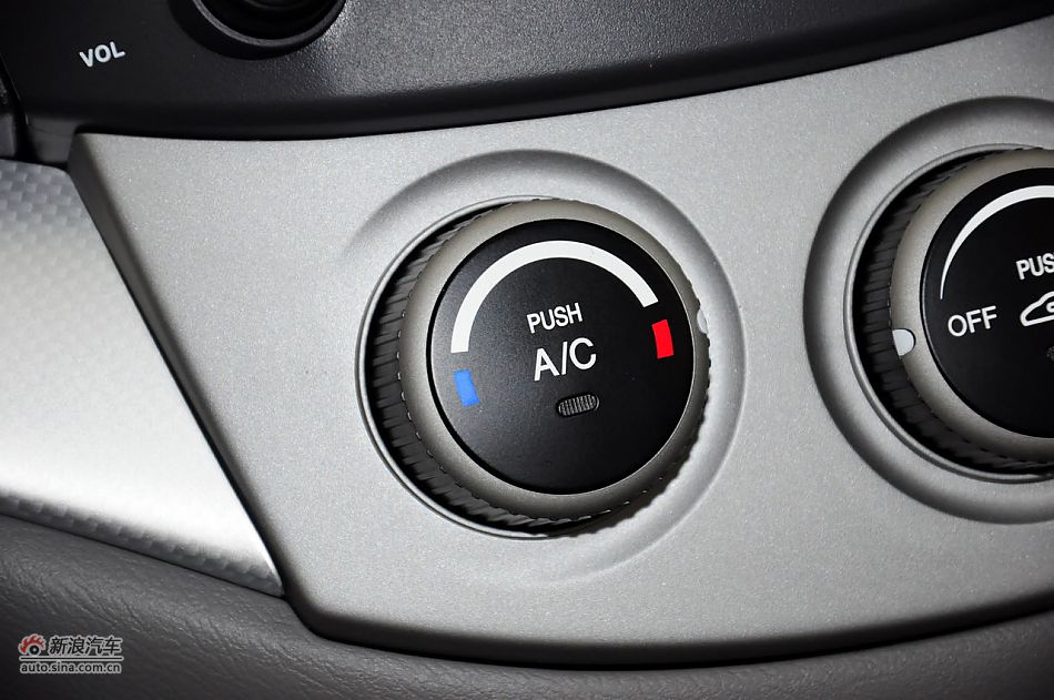 2012款悦翔三厢实拍