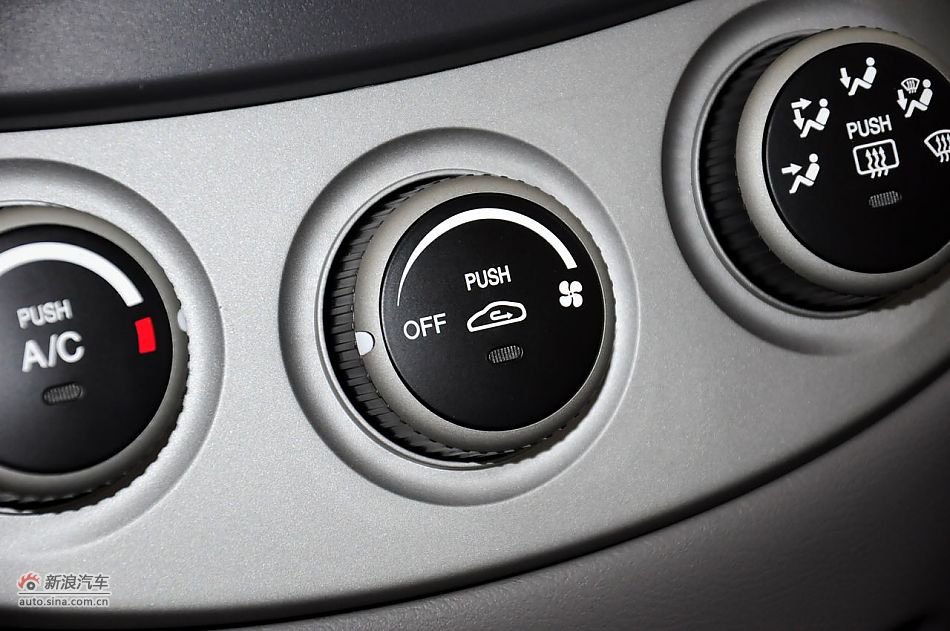 2012款悦翔三厢实拍