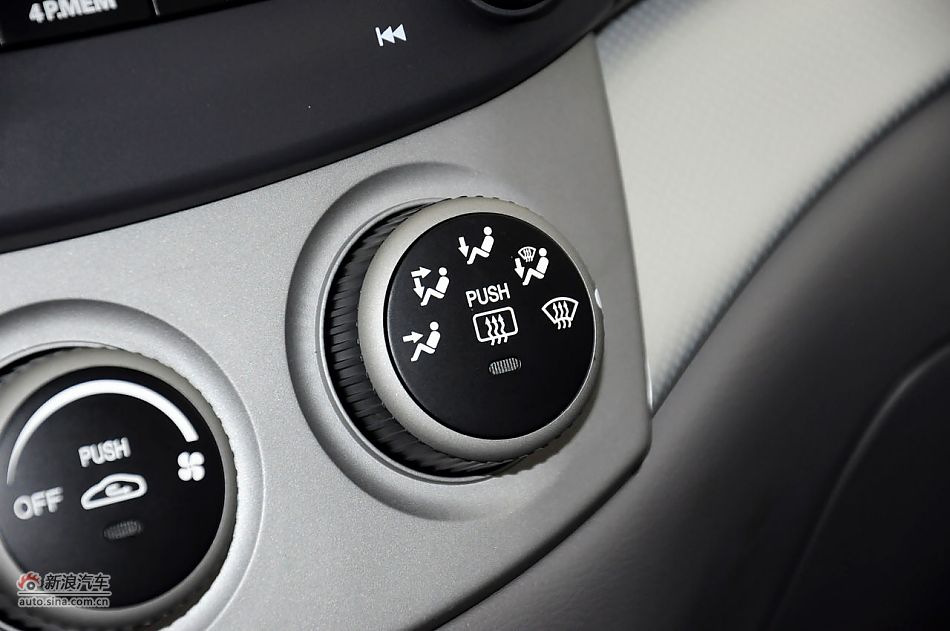 2012款悦翔三厢实拍