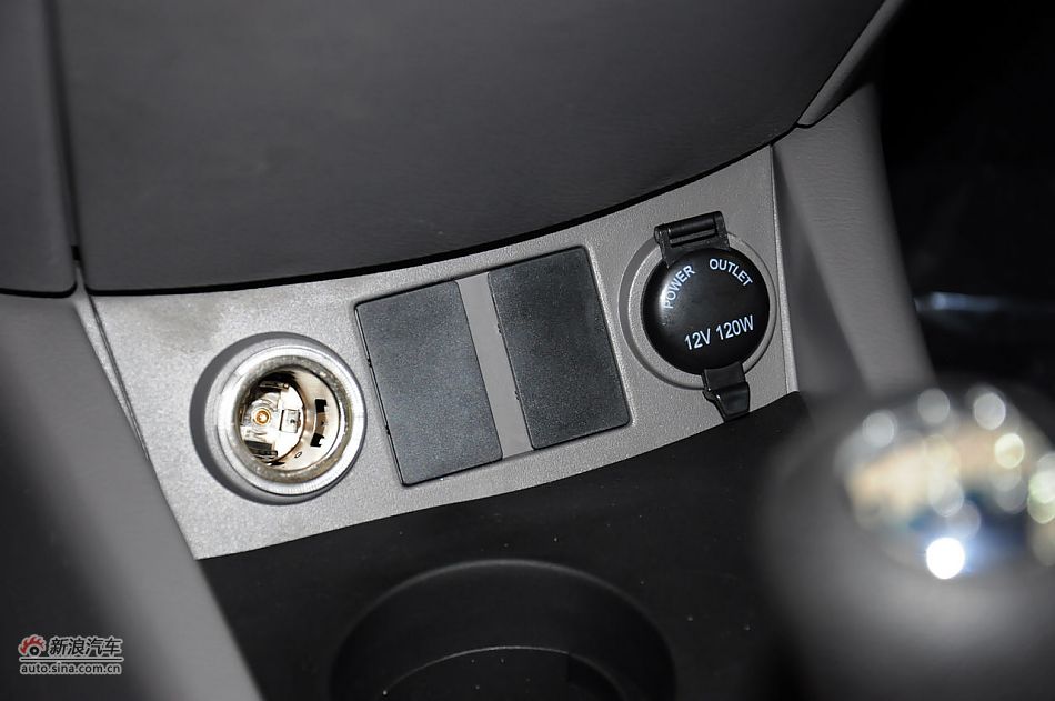 2012款悦翔三厢实拍