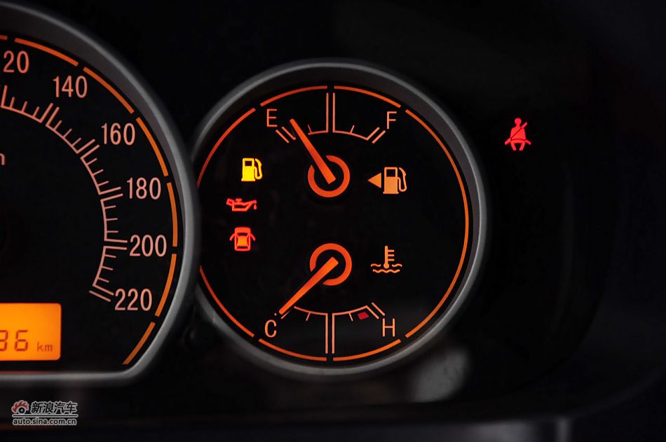 2012款悦翔三厢实拍