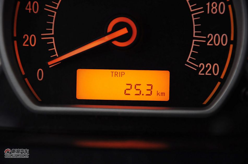 2012款悦翔三厢实拍