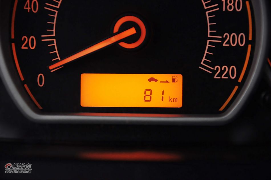 2012款悦翔三厢实拍