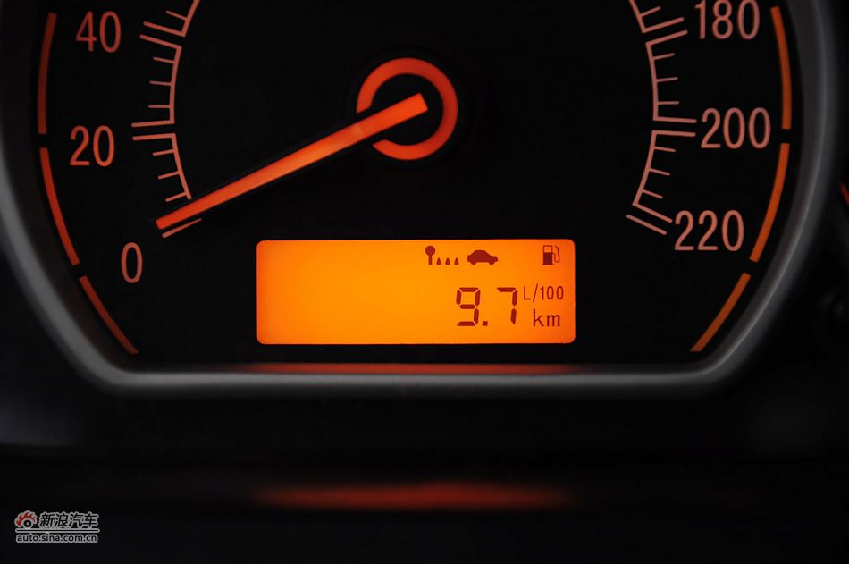 2012款悦翔三厢实拍