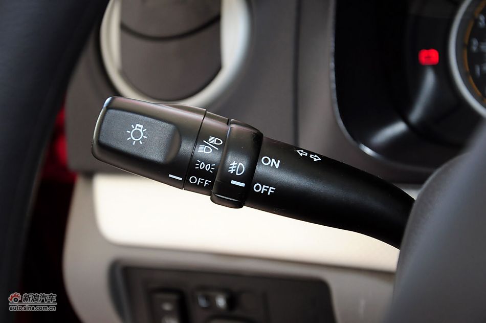 2012款悦翔三厢实拍