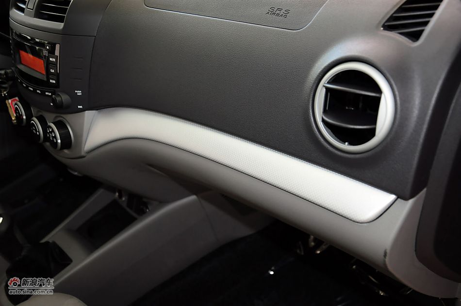 2012款悦翔三厢实拍