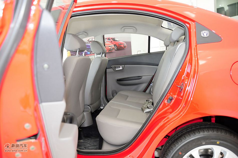 2012款悦翔三厢实拍