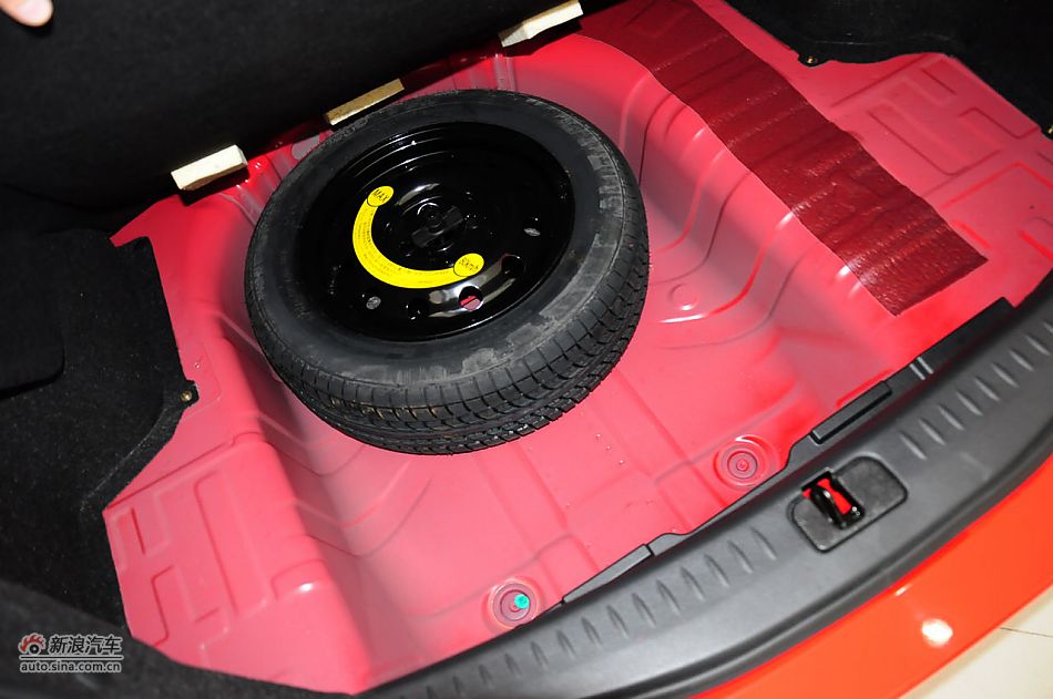 2012款悦翔三厢实拍