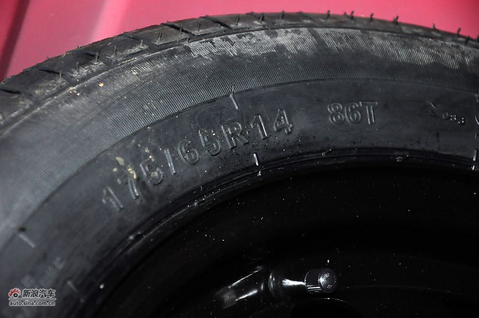 2012款悦翔三厢实拍