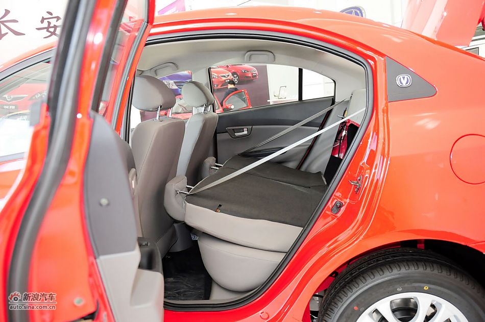 2012款悦翔三厢实拍
