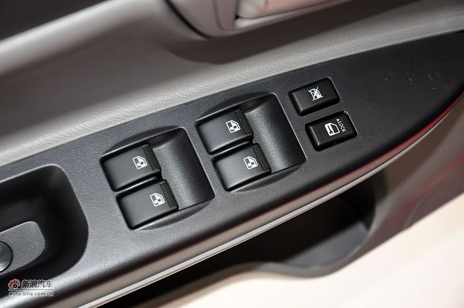 2012款悦翔三厢实拍