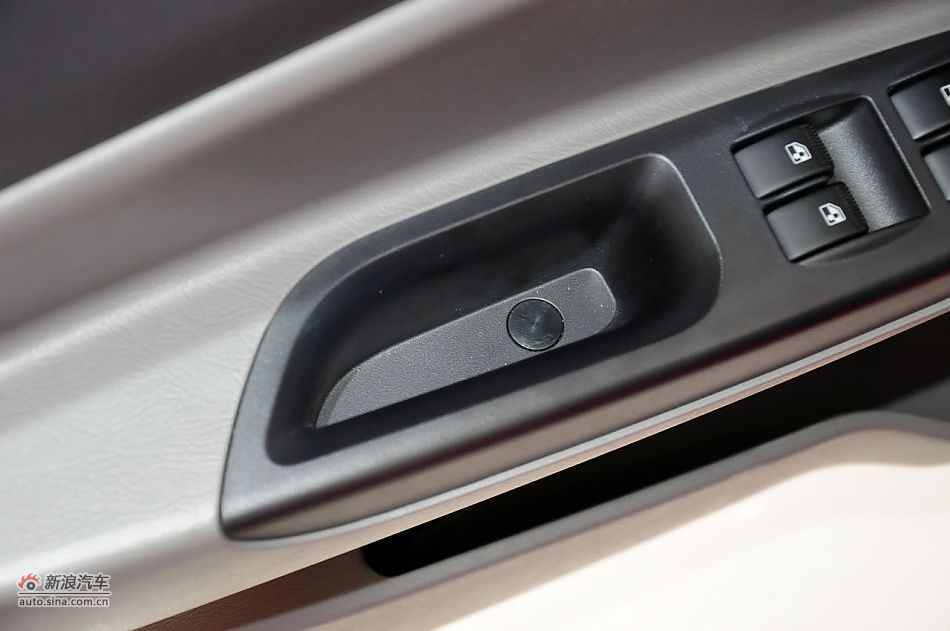 2012款悦翔三厢实拍