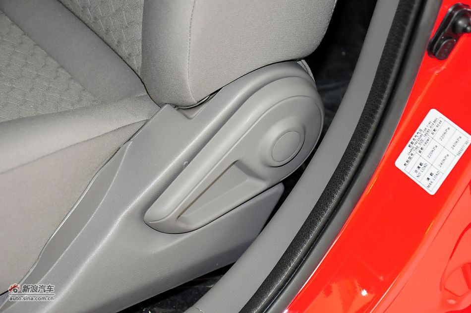 2012款悦翔三厢实拍