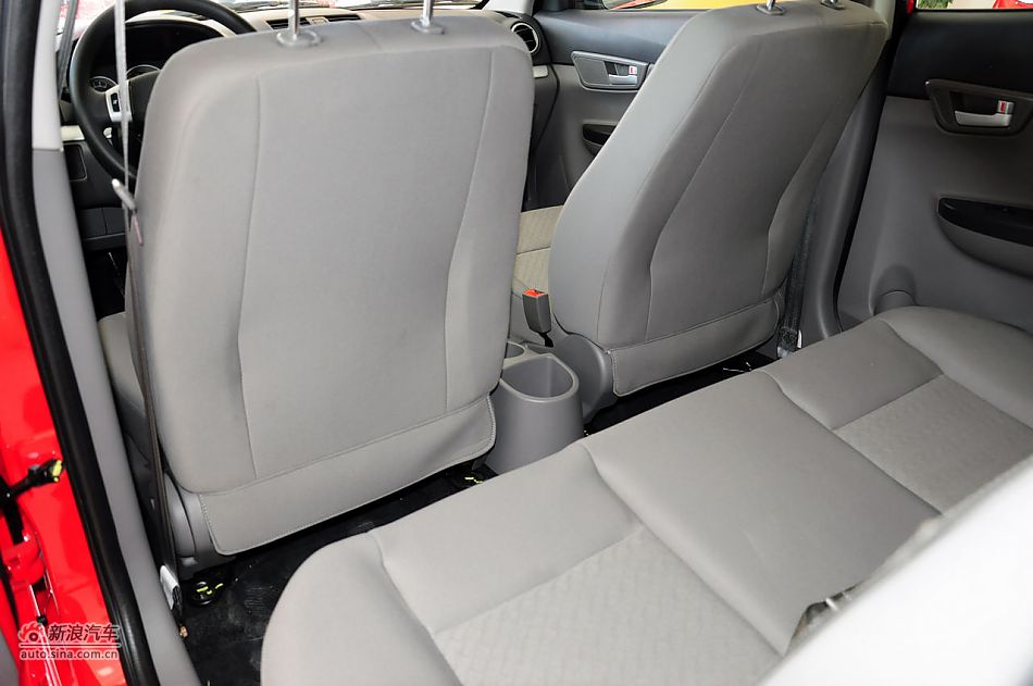 2012款悦翔三厢实拍