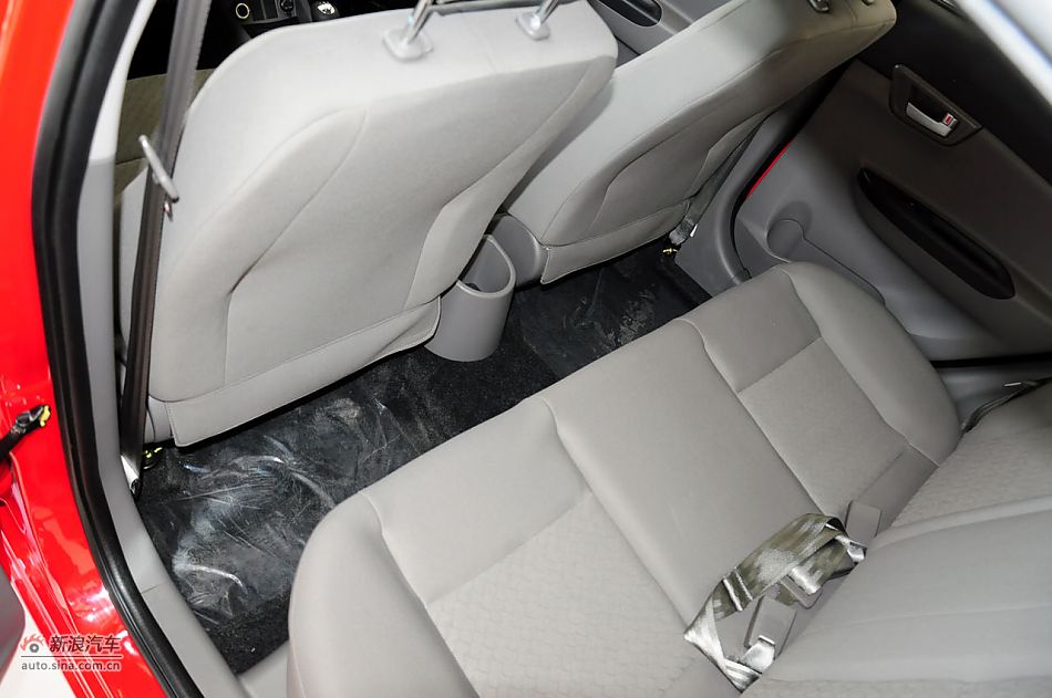 2012款悦翔三厢实拍