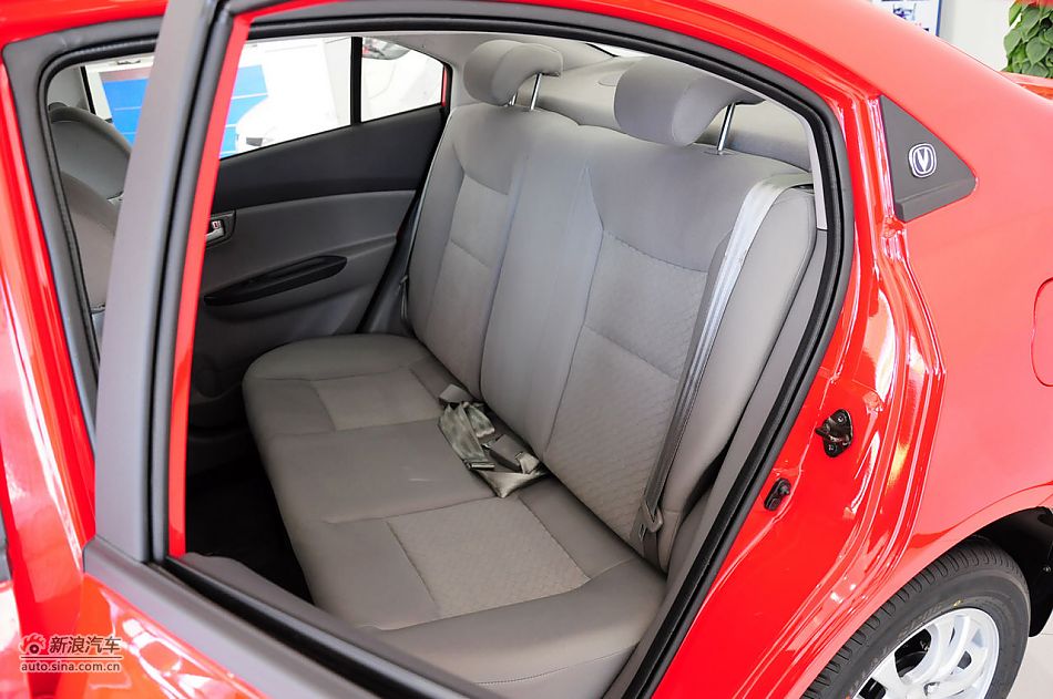 2012款悦翔三厢实拍