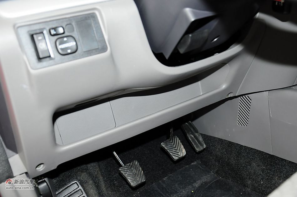 2012款悦翔三厢实拍