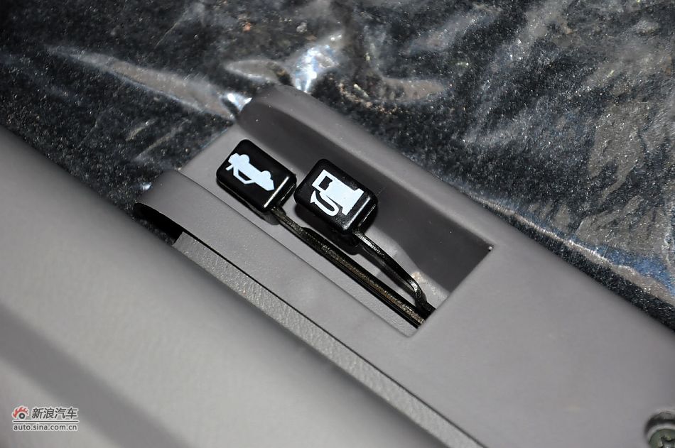 2012款悦翔三厢实拍