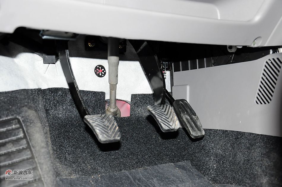 2012款悦翔三厢实拍