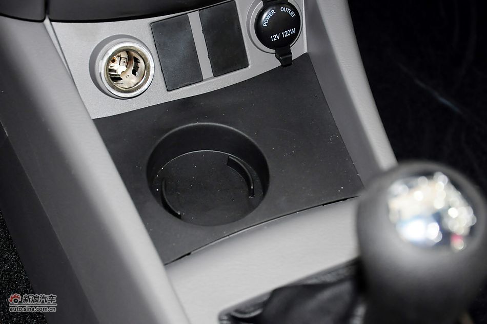 2012款悦翔三厢实拍