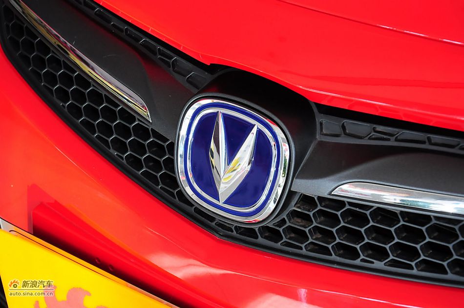 2012款悦翔三厢实拍