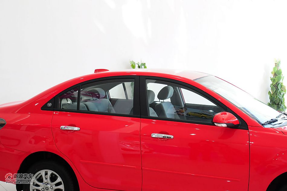 2012款悦翔三厢实拍