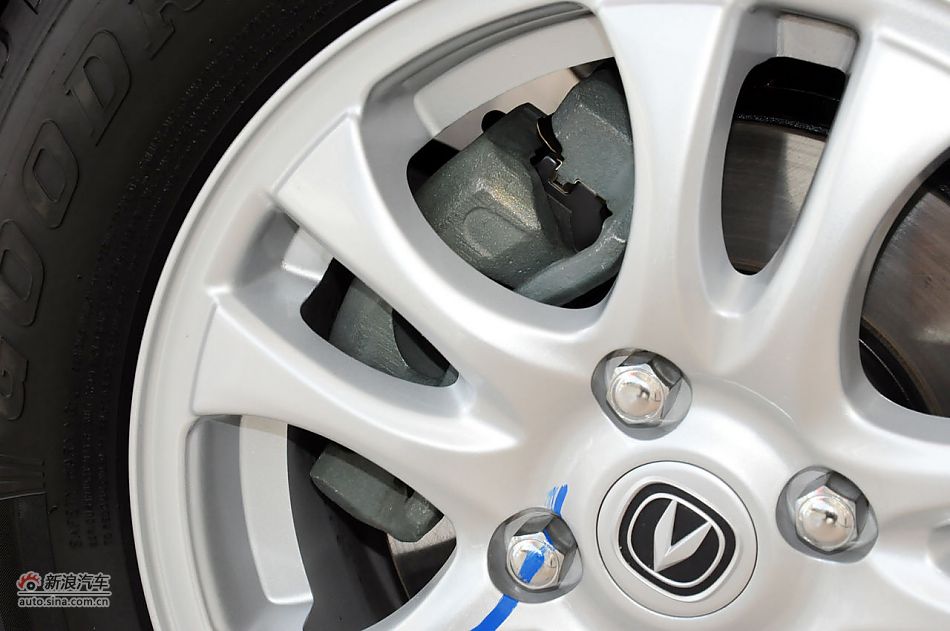 2012款悦翔三厢实拍