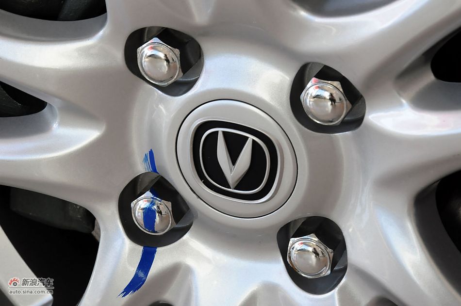 2012款悦翔三厢实拍