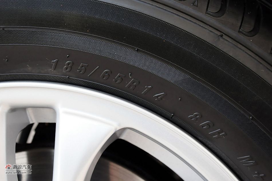 2012款悦翔三厢实拍