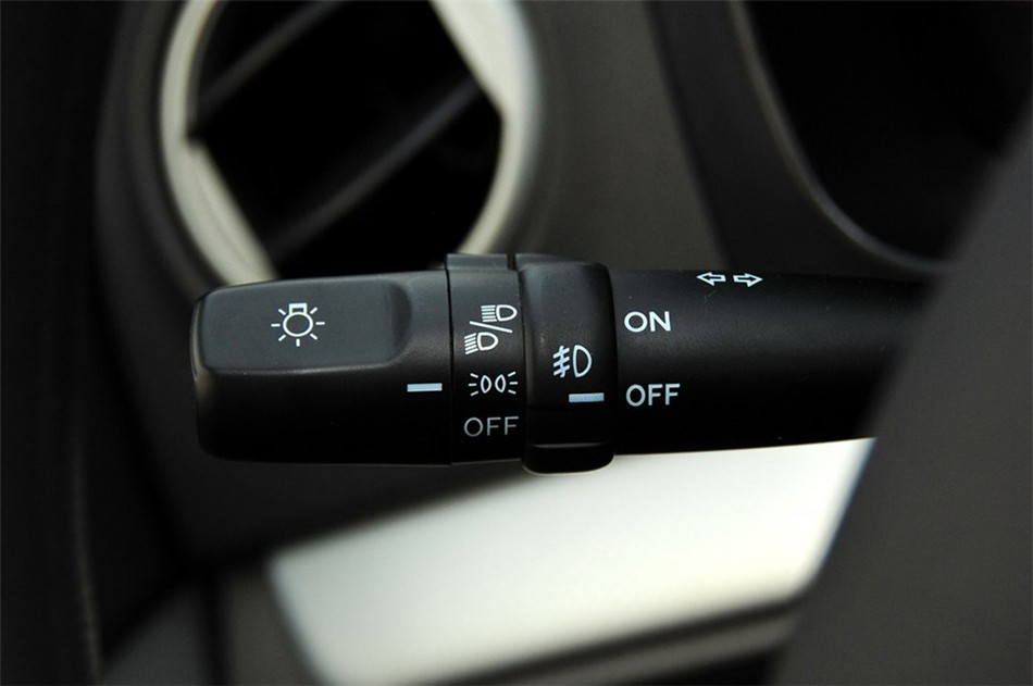 2012款三厢 1.5L 手动尊贵型 内饰