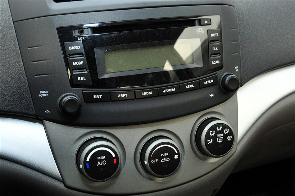 2012款三厢 1.5L 手动尊贵型 内饰